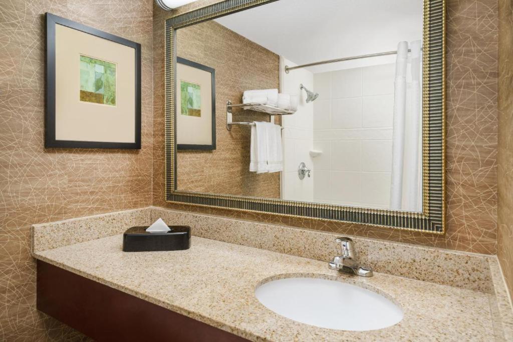 Holiday Inn Express Boston Brockton By Ihg Екстер'єр фото